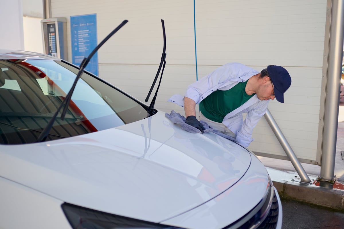 Drying a car hood to a spotless final finish