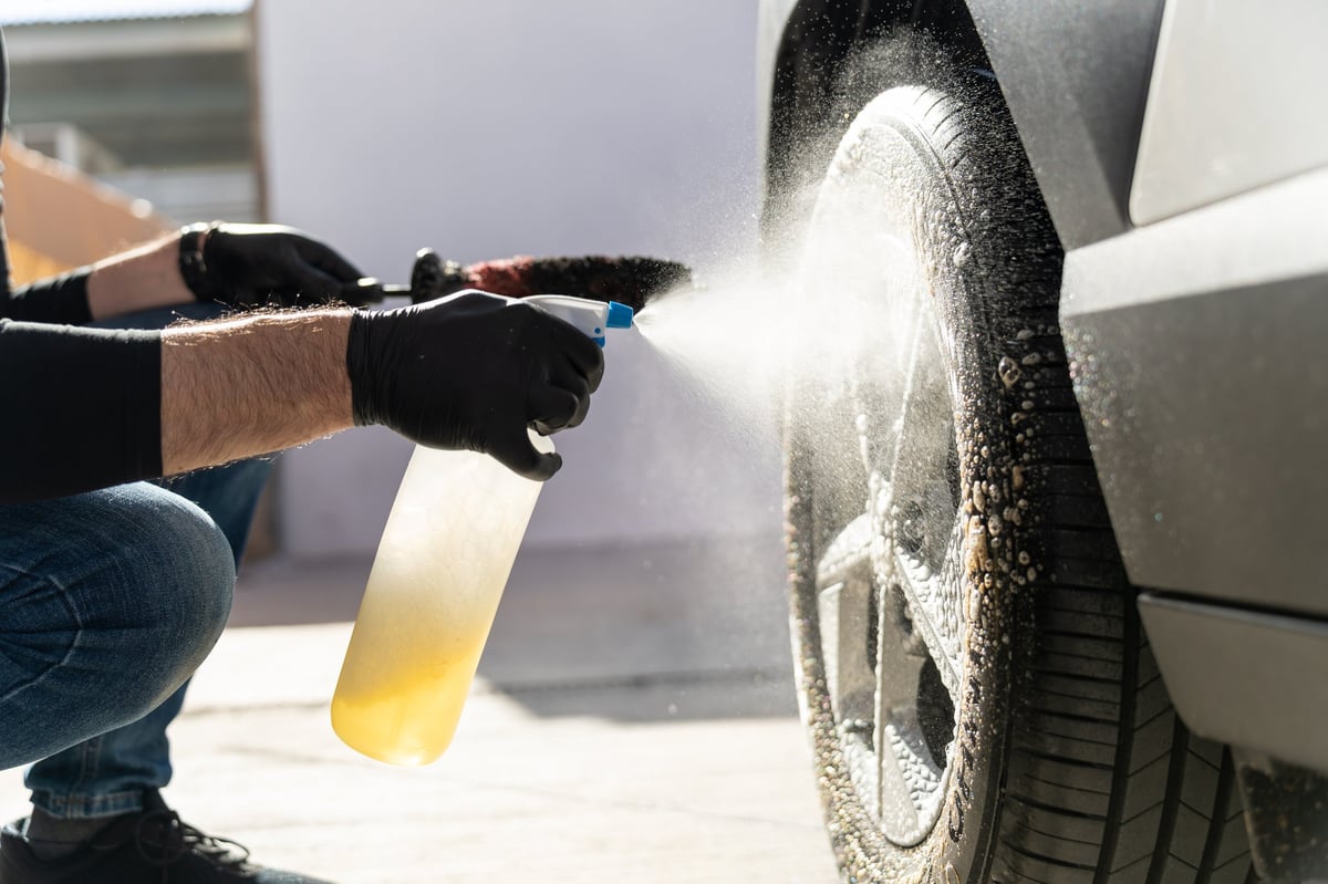 Cleaning a vehicle wheel and tire with cleaning solution